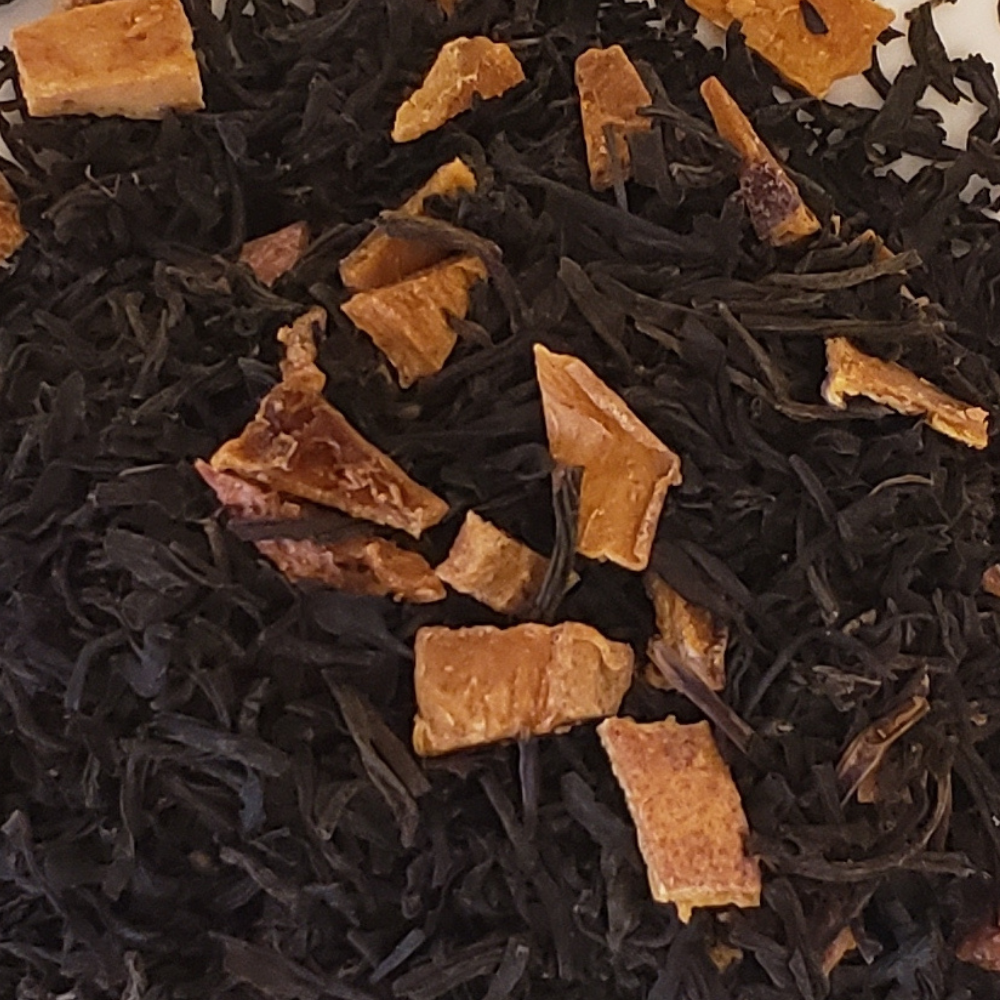 Loose leaf tea blend with Keemun black tea from China and naturally dried organic peach pieces