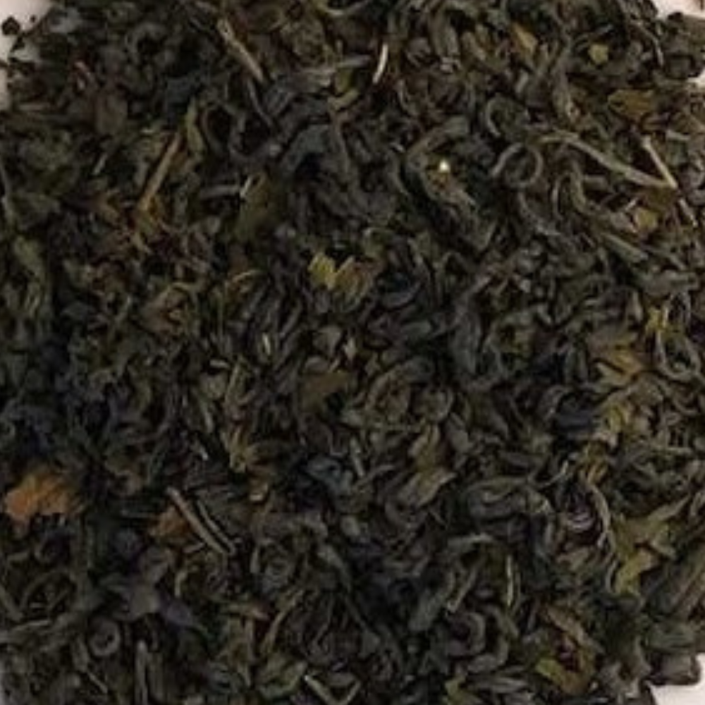 Loose leaf green tea blend with peppermint leaves